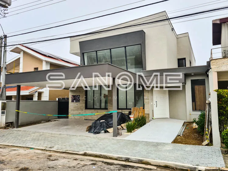 Fachada de casa moderna com garagem e entrada
