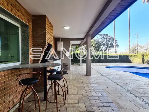 Área de lazer com piscina e churrasqueira coberta