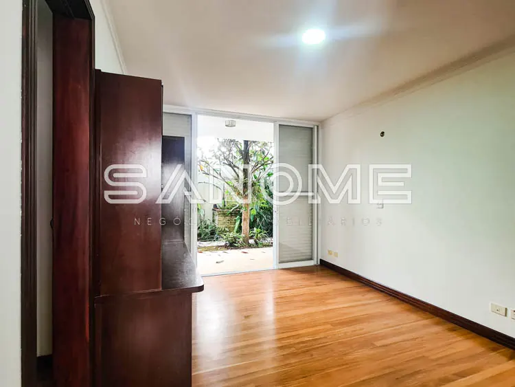 Sala com piso de madeira e acesso a varanda