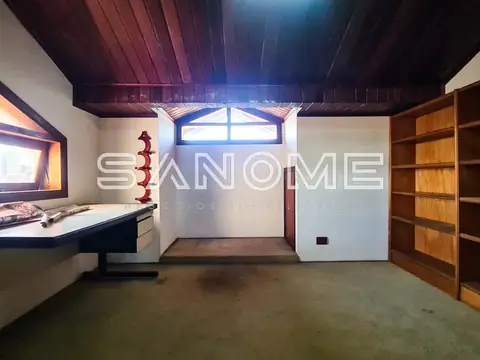 Sala comercial com piso industrial e estrutura de madeira