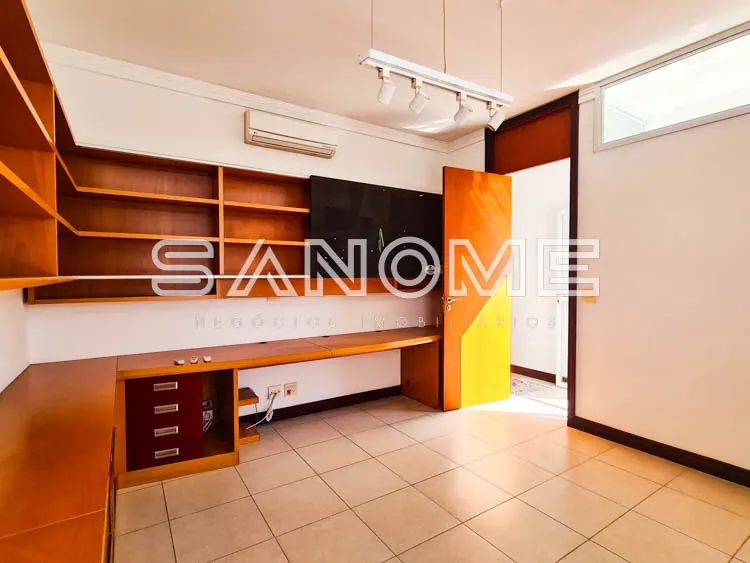 Sala comercial com móveis planejados em madeira