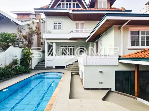 Casa com piscina e área externa ampla