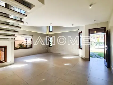 Sala ampla com piso em cerâmica e iluminação natural