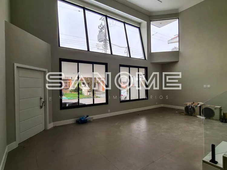 Sala ampla com piso e grandes janelas