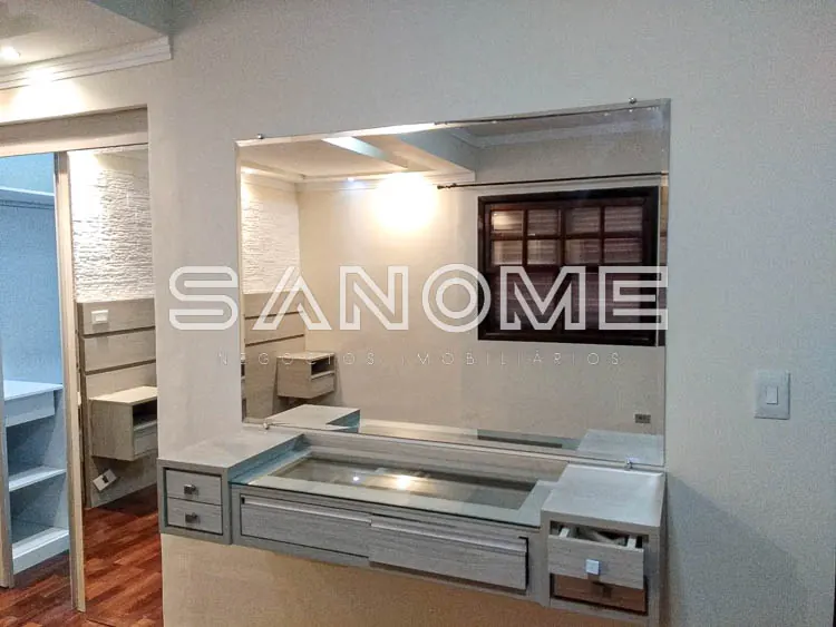 Cozinha planejada com espelho e bancada integrada
