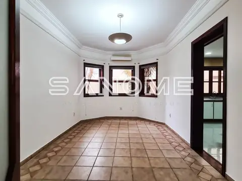 Sala ampla com piso de cerâmica e três janelas