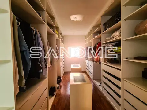 Closet planejado com guarda-roupa e prateleiras