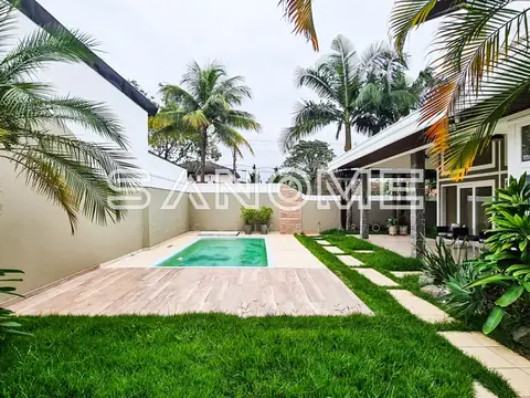 Área externa com piscina e gramado