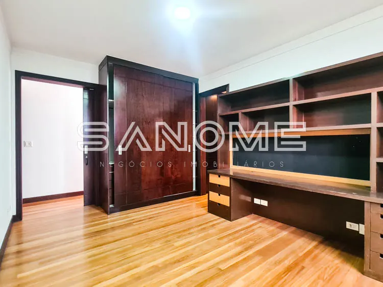 Sala com piso de madeira e armários embutidos