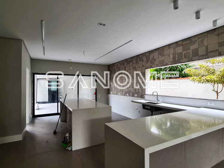 Cozinha moderna com bancada em ilha e painéis geométricos