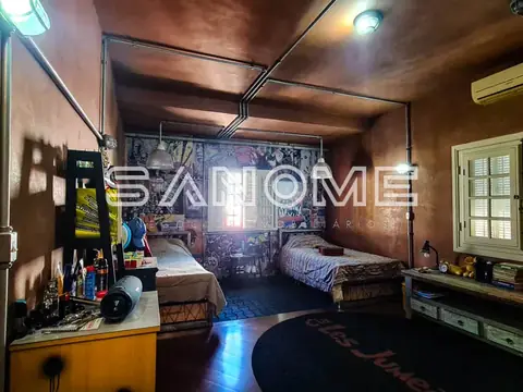 Quarto com duas camas e painel decorativo