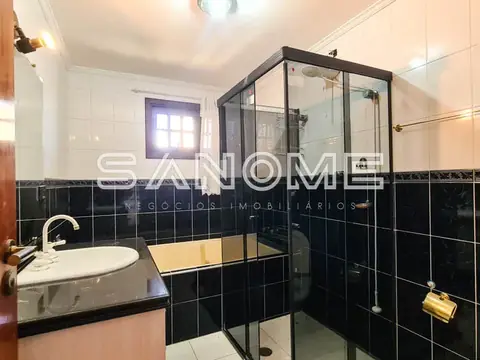 Banheiro com chuveiro e pia em mármore