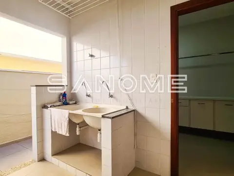 Banheiro com pia dupla e azulejos brancos