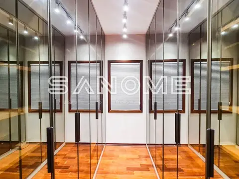 Sala comercial com divisórias de vidro e piso de madeira