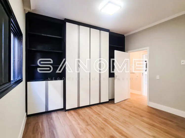 Quarto com guarda-roupa embutido e piso de madeira