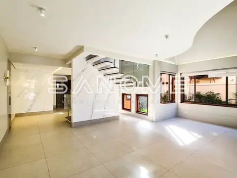 Interior de imobiliária com piso em mármore e vitrine