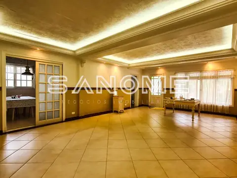 Sala ampla com piso cerâmico e iluminação em gesso