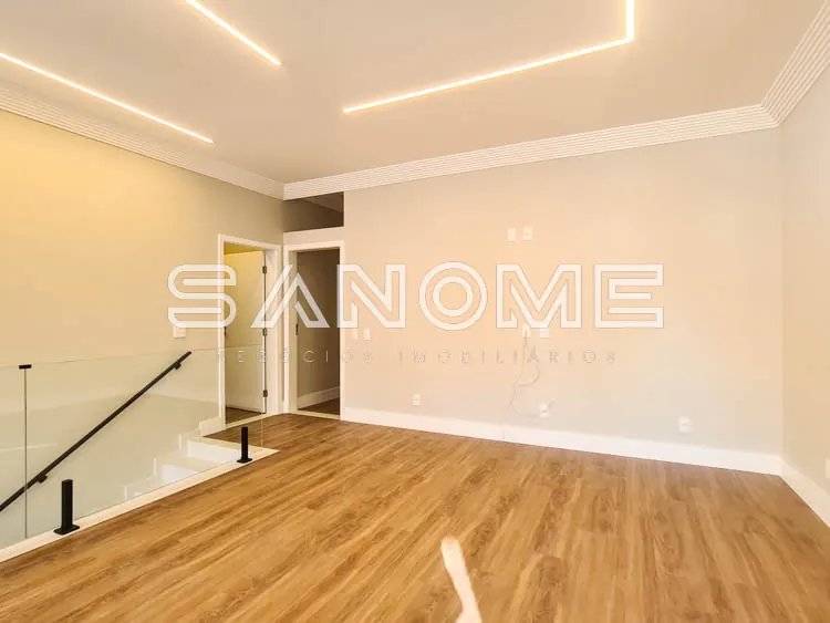 Sala com piso de madeira e iluminação em sanca de gesso