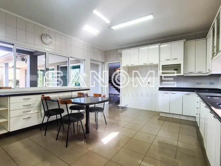 Cozinha planejada com mesa e cadeiras
