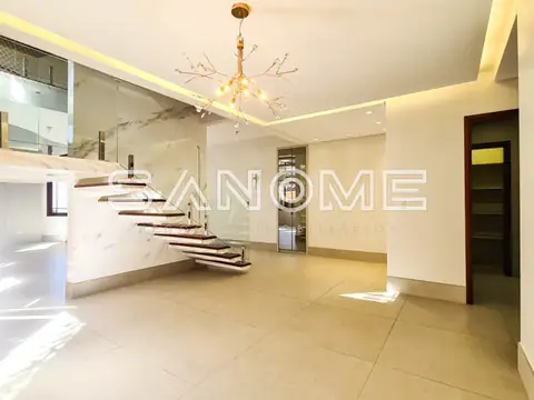 Sala ampla com escada flutuante e piso em cerâmica