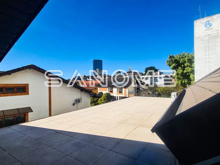 Terraço com vista para a cidade e edifícios