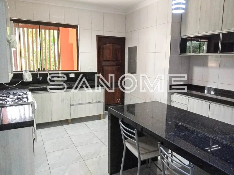 Cozinha planejada com bancada e armários