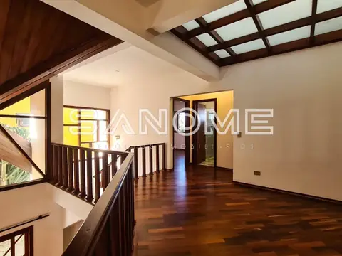 Corredor com piso de madeira e claraboias