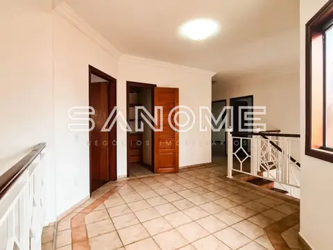 Sala ampla com portas de madeira e escada