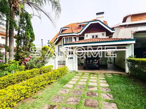 Casa com garagem e acesso por caminho de pedras