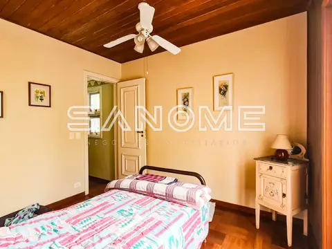 Quarto com cama de solteiro e móvel de madeira