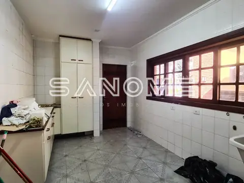 Cozinha com armários planejados e janela