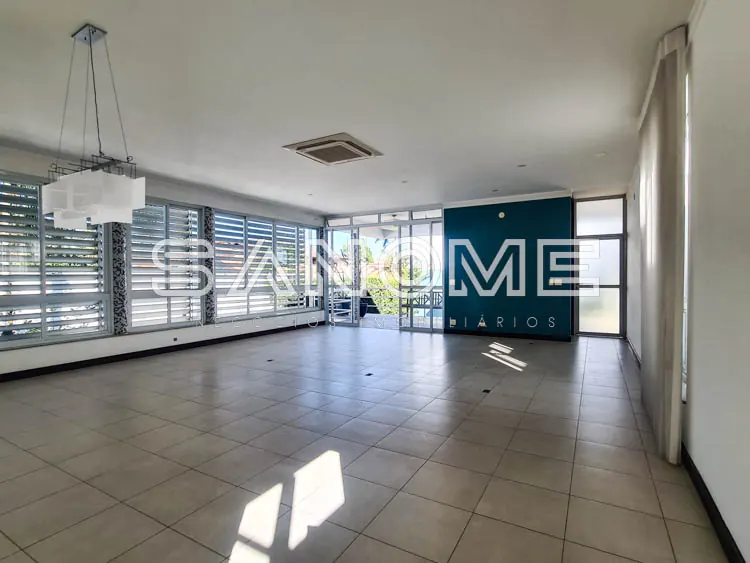 Sala comercial ampla com piso de cerâmica e iluminação natural