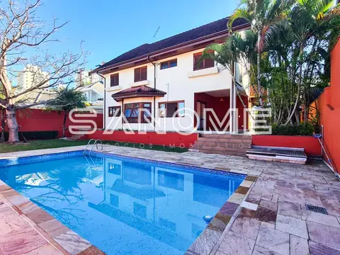 Casa com piscina e área externa