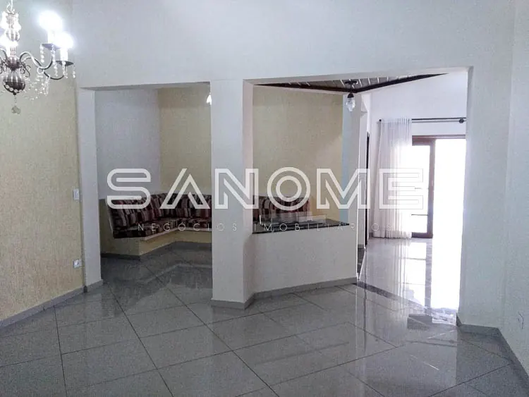 Sala ampla com piso cinza e divisória em gesso
