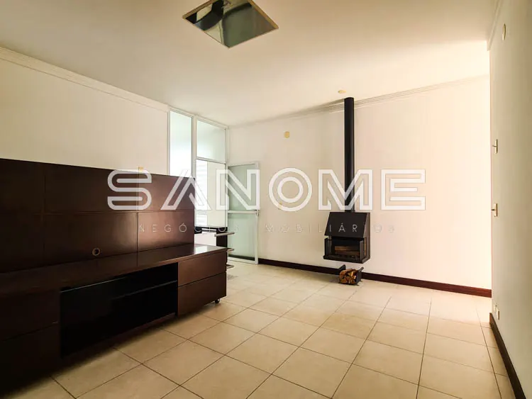 Sala com piso de cerâmica e fogão a lenha