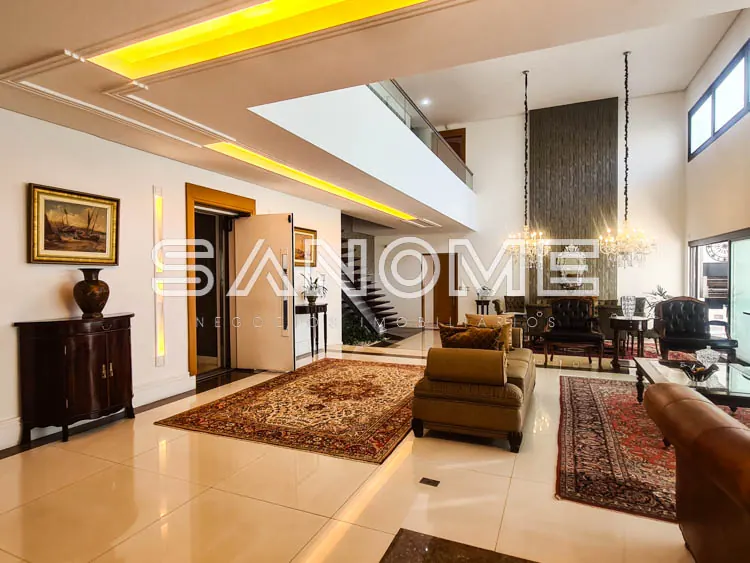 Sala ampla com piso em mármore e iluminação amarela