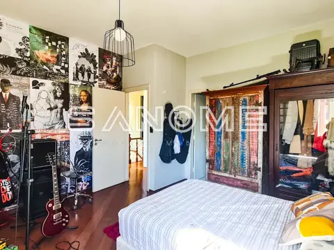 Quarto com cama de casal e guitarra elétrica