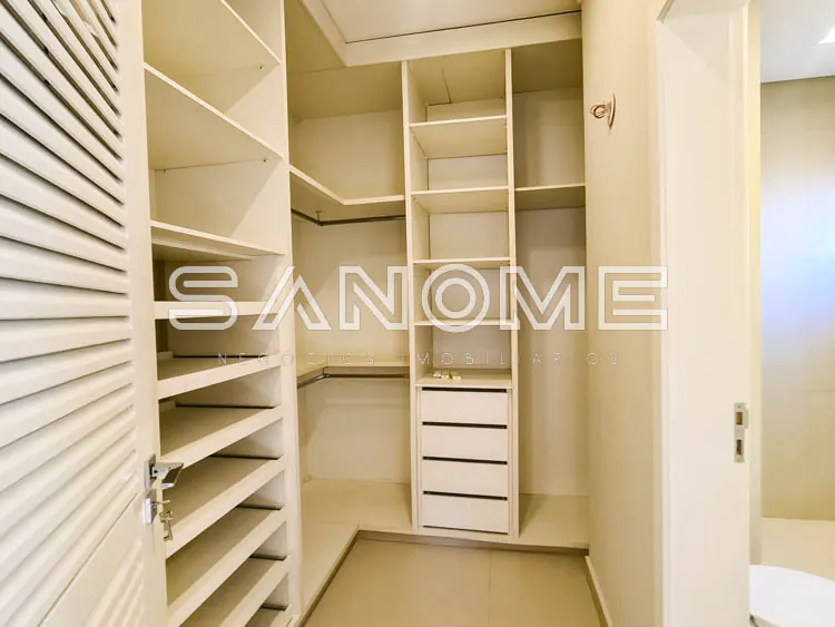 Closet planejado com prateleiras e gavetas