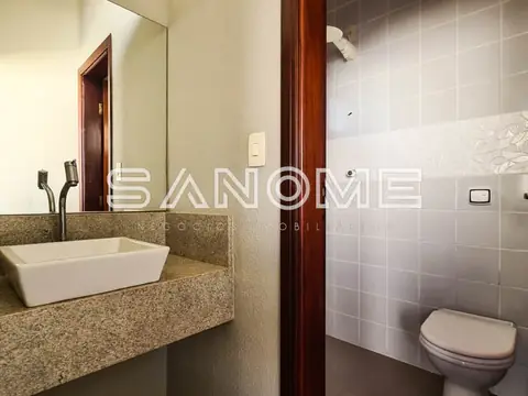 Banheiro com pia de apoio e vaso sanitário