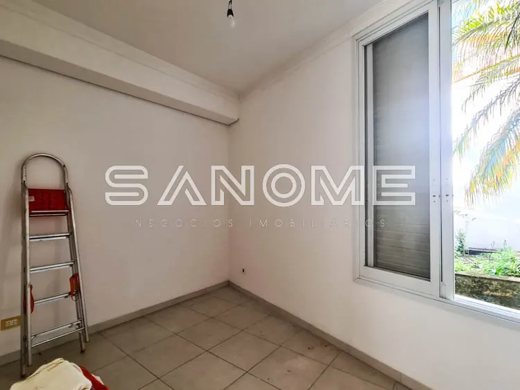Cômodo vazio com piso cerâmico e janela