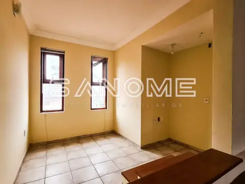 Sala com paredes amarelas e piso cerâmico
