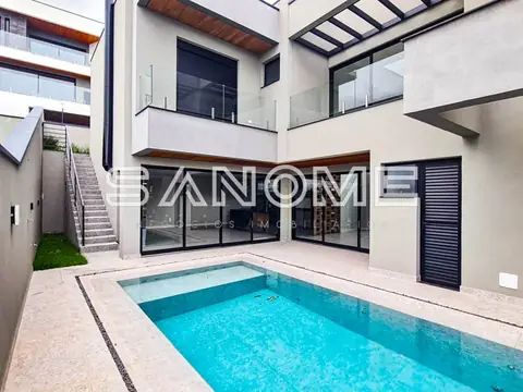 Área externa com piscina e edifício residencial