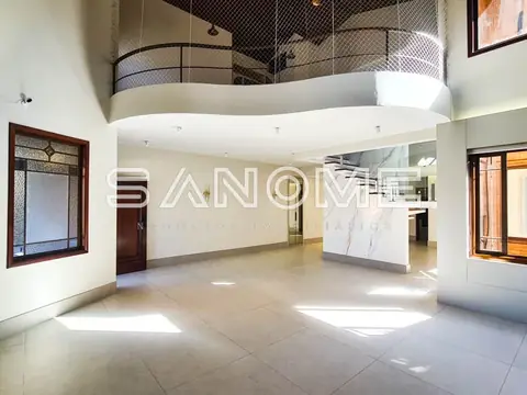 Sala comercial com piso de mármore e mezanino