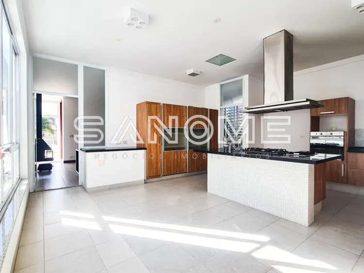 Cozinha planejada com bancada e cooktop preto
