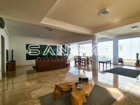 Recepção de imobiliária com balcão e painel luminoso