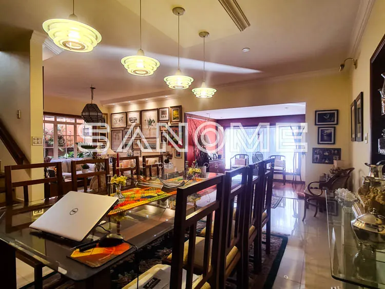 Sala de jantar com mesas e cadeiras de madeira
