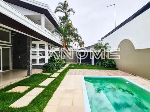 Área externa com piscina e jardim