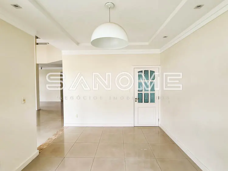 Sala vazia com piso em cerâmica e porta com vidraças